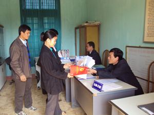 Cán bộ bộ phận “một cửa” xã Toàn Sơn (Đà Bắc) hướng dẫn người dân làm  các thủ tục pháp lý liên quan đến địa chính. 
(ảnh: Hoàng Huy)