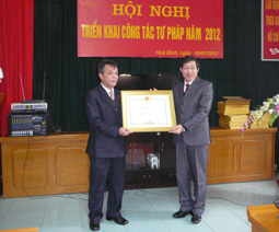Được ủy quyền, đồng chí  Bùi Văn Cửu, Phó Chủ tịch TT UBND tỉnh trao Bằng khen của Thủ tướng Chính phủ cho cá nhân đạt thành tích xuất sắc trong thực hiện nhiệm vụ công tác tư pháp năm 2011.