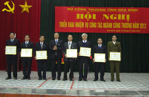 Lãnh đạo Sở Công thương tặng giấy khen cho các tập thể và cá nhân đạt thành tích xuất sắc trong thực hiện nhiệm vụ công tác năm 2011.
