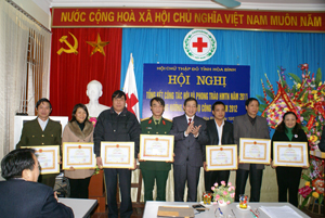 Đồng chí Bùi Văn Cửu, Phó Chủ tịch TT UBND tỉnh, Trưởng Ban chỉ đạo hiến máu tình nguyện tỉnh trao bằng khen của T.Ư Hội CTĐ Việt Nam cho các tập thể, cá nhân có thành tích xuất sắc năm 2011.