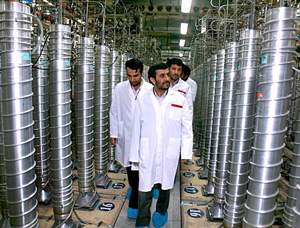 Tổng thống Iran Mahmoud Ahmadinejad thăm nhà máy làm giàu uranium Natanz, phía nam Tehran năm 2008.