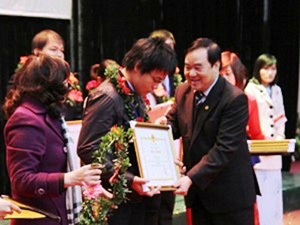 Thứ trưởng Bộ GD-ĐT Trần Quang Quý khen thưởng các sinh viên đoạt giải.