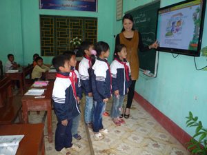 Trường THCS Nhuận Trạch (Lương Sơn) đưa giáo án tiếng Anh điện tử vào giảng dạy, góp phần nâng cao chất lượng dạy và học cho học sinh.