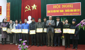 Đại diện lãnh đạo Đài trao giấy khen cho các cá nhân tích cực cộng tác tuyên truyền trong năm 2011. 

