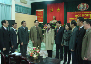 Đồng chí Nguyễn Văn Quang, Phó Bí thư TT Tỉnh ủy, Chủ tịch HĐND tỉnh trao đổi với các đại biểu dự hội nghị tổng kết công tác năm 2011 của Đảng ủy Khối các cơ quan tỉnh.