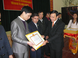 Lãnh đạo Huyện ủy Lạc Sơn tặng giấy khen cho 17 TSSC Đảng đạt TSVM tiêu biểu.