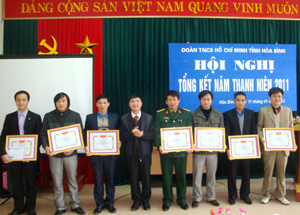Lãnh đạo Tỉnh đoàn trao giấy khen cho các tập thể, cá nhân có thành tích xuất sắc trong công tác đoàn và phong trào TTN năm 2011.