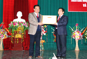 Thừa ủy quyền, đồng chí Đinh Duy Sơn, Phó Chủ tịch HĐND tỉnh trao bằng khen của Bộ LĐ-TB&XH cho Sở LĐ-TB&XH.