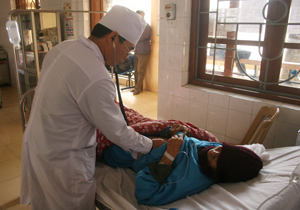 Cán bộ, y, bác sỹ Bệnh viện Đa khoa huyện Lạc Thủy luôn chú trọng nâng cao chất lượng khám - chữa bệnh và nâng cao giao tiếp, ứng xử khi chăm sóc người bệnh.