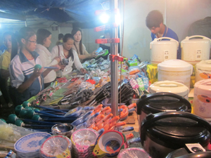 Đông đảo người dân đến tham quan, mua sắm tại hội chợ