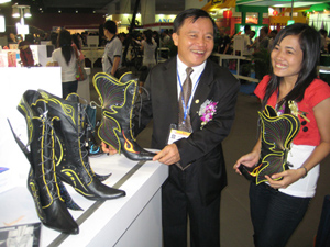 CEO Nguyễn Đức Thuấn (TBS) tại Triển lãm quốc tế da giày Quảng Châu (Trung Quốc), tháng 6.2010. Ảnh: C.H