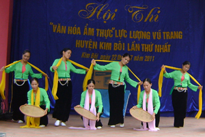Nhiều đội văn nghệ đã đầu tư được nhạc cụ, trang phục biểu diễn.  ảnh: Tiết mục biểu diễn của đội văn nghệ xã Tú Sơn  (Kim Bôi) tại hội thi “Văn hóa ẩm thực LLVT huyện Kim Bôi  lần thứ nhất”.