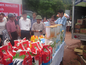 Tại điểm chợ xã Bao La (Mai Châu), các sản phẩm hàng Việt Nam được người tiêu dùng vùng cao đón nhận