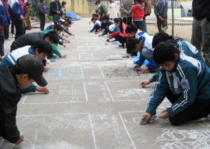 Các em học sinh khối THCS tham gia nội dung thi vẽ tranh trên nền xi măng.