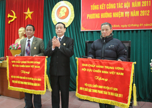 lãnh đạo Hội CCB tỉnh trao cờ thi đua xuất sắc của T.Ư Hội CCB Việt nam cho 2 tập thể xuất sắc.
