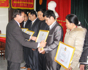 Lãnh đạo Hội Nông dân tỉnh trao giấy khen cho các tập thể, cá nhân có thành tích xuất sắc trong công tác Hội và phong trào nông dân năm 2011.