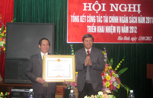 Thừa uỷ quyền của Thủ tướng Chính phủ, đồng chí Trần Đăng Ninh, Phó Chủ tịch UBND tỉnh trao Bằng khen của Thủ tướng Chính phủ cho cá nhân đã có thành tích xuất sắc trong công tác tài chính năm 2011.