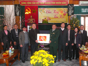 Đồng chí Hoàng Việt Cường, Bí thư Tỉnh ủy tặng quà Tết Đảng bộ, chính quyền huyện Yên Thủy.