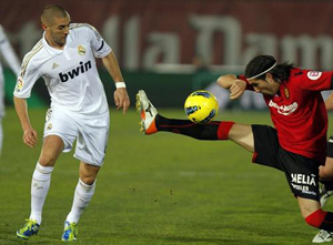 Real Madrid đã gặp khó khăn khi đối đầu với những cầu thủ Mallorca (áo đỏ) đầy 