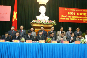 Các đồng chí lãnh đạo tỉnh chứng kiến ký kết giao ước thi đua giữa 9 khối thi đua của tỉnh năm 2012.