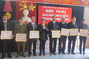 Đại diện Đảng ủy Khối cơ quan tỉnh trao giấy khen cho  8 đảng viên hoàn thành xuất sắc nhiệm vụ.