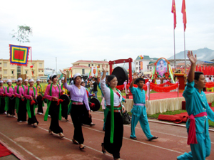 Nghệ nhân Đinh Kiều Dung (người đi đầu) cùng các diễn viên, nghệ nhân Kim Bôi tại Lễ kỷ niệm 125 năm thành lập tỉnh, 20 năm tái lập tỉnh và Lễ hội văn hóa cồng chiêng tỉnh Hòa Bình lần thứ I.