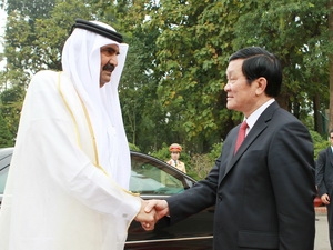 Chủ tịch nước Trương Tấn Sang đón Quốc vương Nhà nước Qatar, Ngài Hamad Bin Khalifa Al Thani. (Ảnh: Nguyễn Khang/TTXVN)