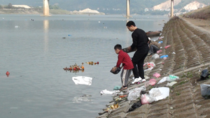 Hàng nghìn chiếc túi nilon, tàn tro các loại được đổ ra sông, vấn đề về vệ sinh môi trường trên sông Đà mỗi dịp cúng Táo quân đang rất cần được quan tâm.
