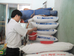 Kiểm tra chất lượng hoạt động tại một cơ sở SXKD vật tư nông nghiệp thuộc Khu 6, thị trấn Mường Khến, huyện Tân Lạc.