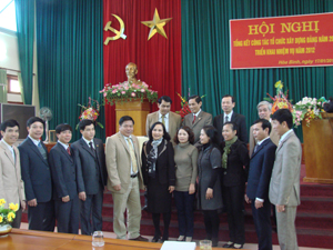 Đồng chí Hoàng Việt Cường, Bí thư Tỉnh ủy trao đổi thông tin với đội ngũ cán bộ làm công tác tổ chức xây dựng Đảng tỉnh ta.