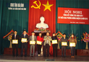 Lãnh đạo trường Cao Đẳng Nghề Hòa Bình trao giấy khen cho các cá nhân đạt danh hiệu chiến sỹ thi đua cơ sở.