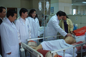 Đ/C Bùi Văn Cửu, Phó Chủ tịch TT UBND tỉnh thăm hỏi, động viên bệnh nhân đang điều trị bệnh tại Bệnh viện Đa khoa tỉnh.