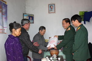 Thay mặt lãnh đạo Bộ CHQS tỉnh, thiếu tướng Bùi Đình Phái, Chỉ huy trưởng Bộ CHQS tỉnh tặng quà cho hộ gia đình chính sách nghèo ở xã Khoan Dụ (Lạc Thủy) nhân dịp chuẩn bị đón Tết Nguyên đán 2012.