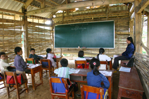 Dù không có khoản thưởng Tết, những  giáo viên ở trường tiểu học xã Gia Mô (Tân Lạc) vẫn miệt mài lên lớp.