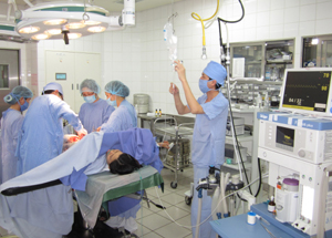 Với sự quan tâm của các cấp, ngành và nỗ lực của đội ngũ CBCC, BVĐK tỉnh là đơn vị điều trị đầu tiên khu vực Tây Bắc được cấp hạng Bệnh viện hạng I.
