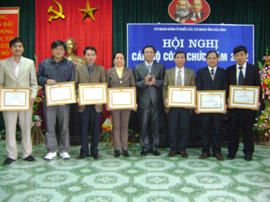 Lãnh đạo Đảng ủy Khối các cơ quan tỉnh tặng giấy khen cho cá nhân đạt danh hiệu chiến sỹ thi đua cấp cơ sở.