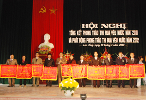 Đồng chí Nguyễn Văn Quang, Phó Bí thư T.TTỉnh ủy, Chủ tịch HĐND tỉnh trao cờ thi đua của UBND tỉnh cho các tập thể có thành tích xuất sắc trong phong trào thi đua yêu nước.