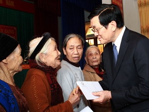 Chủ tịch nước Trương Tấn Sang thăm hỏi, tặng quà và chúc Tết nhân dân xã Đức Hòa, huyện Đức Thọ, Hà Tĩnh. (Ảnh: Nguyễn Khang/TTXVN) 
