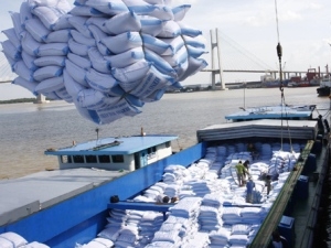 Bốc xếp gạo xuất khẩu sang thị trường Malaysia. Ảnh: TTXVN
