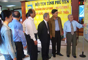 Ông Hoàng Sỹ Huỳnh giới thiệu bộ sưu tập tem nhân kỷ niệm 20 năm thành lập Hội tem Phú Yên.
 


