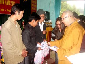 Ban đại diện Phật giáo thành phố Hoà Bình tặng quà cho các hộ nghèo xã Phú Minh (huyện Kỳ Sơn).