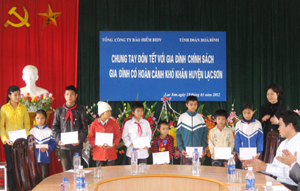 Lãnh đạo Tổng Công ty Bảo hiểm BIDV Việt Nam trao quà Tết cho các em thiếu nhi có hoàn cảnh đặc biệt khó khăn, trẻ em khuyết tật huyện Lạc Sơn.