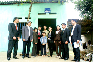 Đồng chí Trần Đăng Ninh, Phó Chủ tịch UBND tỉnh, huyện Lương Sơn và Công ty An Thịnh bàn giao đại đoàn kết cho hộ nghèo xã Hòa Sơn.