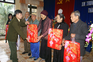 Lãnh đạo Công ty TNHH Trung Sơn tặng quà các cụ cao niên xã Thành Lập- Lương Sơn.