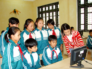 Được sự quan tâm đầu tư về nhiều mặt, trường THCS Mông Hóa đã có điều kiện giảng dạy, học tập tốt hơn trước đây,  trường đã có phòng máy tính, các phương tiện trình chiếu hiện đại.