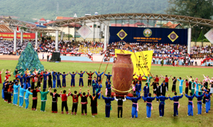 Hình tượng vò rượu cần được tái hiện trong Lễ kỷ niệm 125 năm thành lập tỉnh, 20 năm ngày tái lập tỉnh và Lễ hội văn hóa cồng chiêng tỉnh lần thứ I năm 2011.