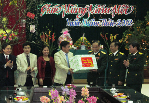 Đồng chí Hoàng Việt Cường, Bí thư Tỉnh ủy và các đồng chí lãnh đạo tỉnh tặng quà động viên CBCS Bộ CHQS tỉnh.
