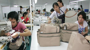 Sản xuất túi xách thời trang xuất khẩu tại Tập đoàn Thái Bình.