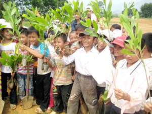 Các em học sinh trường THCS xã Nam Phong (Cao Phong)  hào hứng tham gia ngày hội trồng cây do CFV phát động.