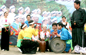 Các chàng trai, cô gái Mường chung vui bên vò rwowuj cần tại lễ hội Khai hạ Mường Bi năm 2011. 
(ảnh: Hồng Duyên)